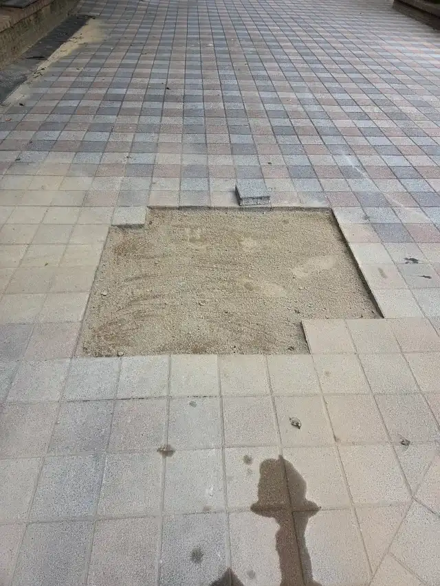 최근 시공 사례 도로블럭 공장 마당 교체 시공 전 사진
